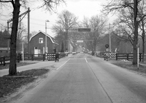 166509 Gezicht op de spoorwegovergang in de Van Weerden Poelmanweg / Soesterbergsestraat te Soestduinen (gemeente ...